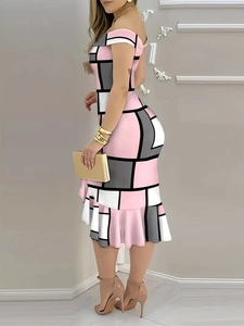 Detail eines schulterfreien Kleides mit geometrischem Patchwork in Pink, Grau und Schwarz