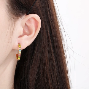 Eleganti orecchini a cerchio a C dorati con cristalli multicolore per donna alla moda