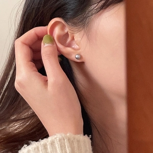 Minimalist 925 sterling silver stud earrings featuring round silver-grey glass pearls