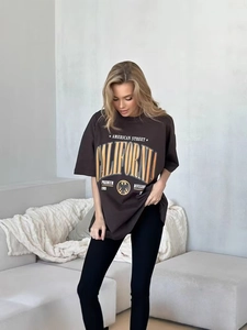 Λεπτομέρεια από oversized βαμβακερό t-shirt με τύπωμα CALIFORNIA σε αμερικανικό στυλ