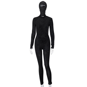 Détail d'une combinaison noire à paillettes avec capuche et manches longues sur mannequin