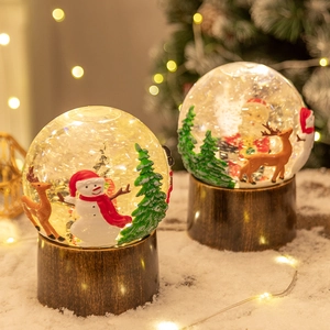 Boule de cristal de Noël avec neige et lumières LED avec figurines Père Noël et bonhomme
