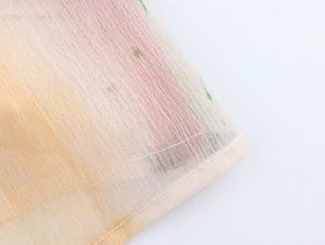 Gros plan détaillé du textile dégradé avec coutures précises sur l'ourlet de robe