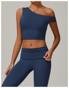 Détail du haut de yoga bleu marine à une épaule et leggings taille haute sur mannequin