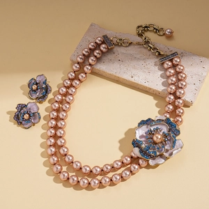 Parure bijoux rétro avec collier de perles double épaisseur et boucles fleurs en strass bleus