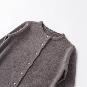 Cardigan grigio in maglia con bottoni metallici argento e scollo rotondo minimalista