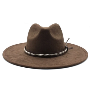 Détail du chapeau en feutre marron foncé avec bande tissée et glands en cuir