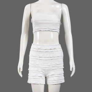 Détails de l'ensemble blanc deux pièces avec short à volants et haut court bustier