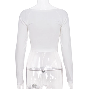 Dettaglio del crop top bianco a maniche lunghe in tessuto a maglia elastico e leggero