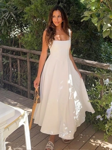 Détail d'une robe longue trapèze blanche sans manches avec encolure carrée chic