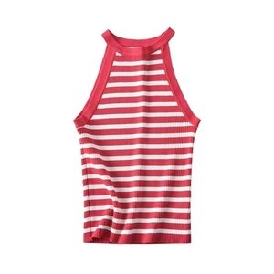 Top in maglia a righe rosse e bianche con scollo all'americana e trama a costine sottili