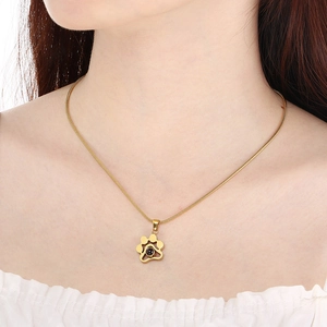 Collier doré avec pendentif de projection patte d'animal sur chaîne serpent