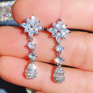 Set di orecchini da sposa in argento con zirconi a forma di fiori e gocce brillanti