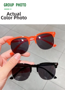 Nahaufnahme der Retro-Browline-Kinder-Sonnenbrille in Orange und Schwarz mit Metallrahmen