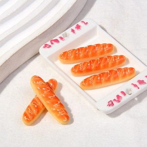 Ensemble de baguettes miniatures avec plateau blanc et modèles de pain en résine décor