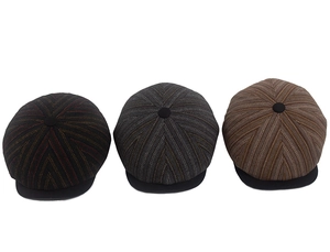 Vista dettagliata di berretti newsboy vintage a righe in tre trame classiche
