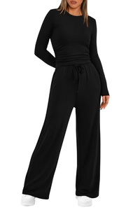 Dettaglio completo lounge set nero con maglia a maniche lunghe e pantaloni larghi