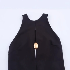 Slanke zwarte nauwsluitende mini-jurk met halternek en gouden kiezelvormig detail