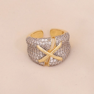 Vue détaillée d'une bague coeur dorée avec pavé de zircons et design métallique en croix X