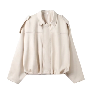 Détails du blouson aviateur en similicuir crème avec fermeture éclair et col classique
