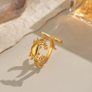 Vue macro d'une bague ajustable dorée avec des motifs détaillés de crabe et d'étoile de mer