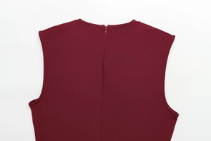 Detail of burgundy sleeveless dress featuring a back neckline with an invisible zipper