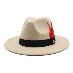 Détail d'un chapeau en feutre beige avec ruban noir, plume rouge et boucle en métal doré M