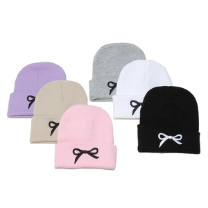 Bonnets en tricot pour femmes en couleurs assorties avec détail de broderie nœud doux