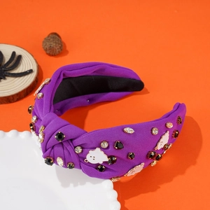 Détails d'un bandeau violet avec des fantômes en strass sur fond festif orange vif