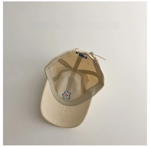 Détail de l'intérieur de la casquette en coton beige avec boucle et bande de propreté