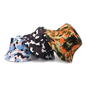 Dettaglio di tre motivi mimetici per cappelli a secchiello outdoor reversibili