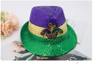 Détail du chapeau de Mardi Gras avec paillettes violettes dorées vertes et couronne