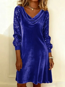 Détail des manches en velours bleu marine avec sequins sur cette robe de soirée chic