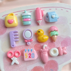 Lot de 12 breloques en résine colorées incluant canards jaunes et mini sacs pour bricolage
