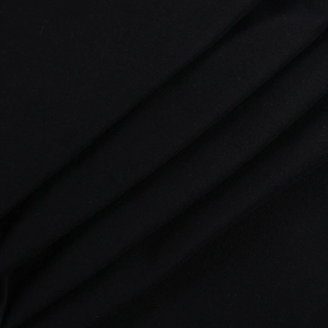 Vista macro della trama del tessuto a maglia nero con pieghe diagonali per abbigliamento