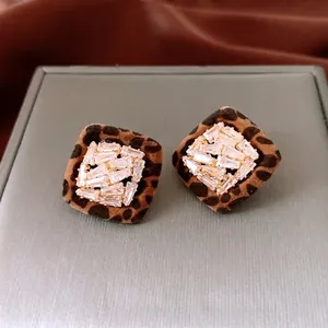 Orecchini a perno in velluto leopardato placcati oro 18K con zirconi dallo stile vintage