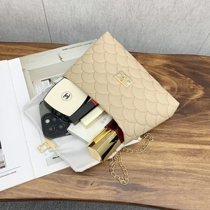 Sac à chaîne en cuir PU brodé beige avec texture d'écailles et vue du rangement interne