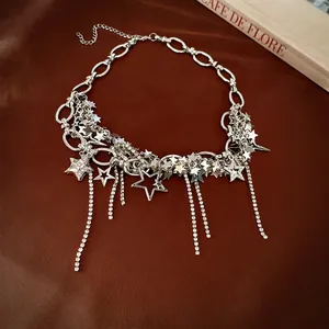 Collier à pampilles étoiles argentées avec strass sur chaîne épaisse, style luxueux