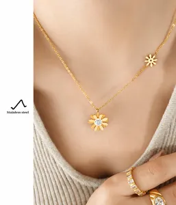 Detalle de un collar de margarita en acero de titanio dorado con circonitas en modelo