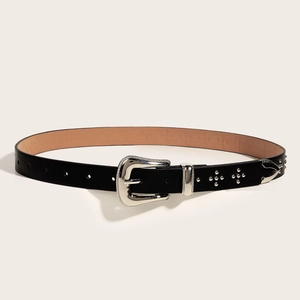 Détail de la ceinture bohème en cuir noir avec boucle argentée gravée et clous métal