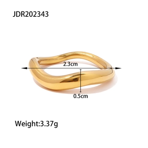 Spécifications de la bague ondulée plaquée or 18K, diamètre 2,3 cm et largeur 0,5 cm