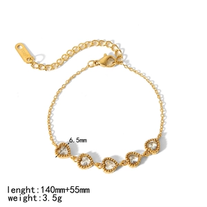 Bracelet coeur en acier inoxydable plaqué or 18K avec cinq zircons clairs sur fond blanc