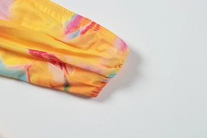 Détail du tissu en maille tie-dye multicolore avec couture double aiguille de qualité