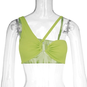 Détail du haut asymétrique vert citron en maille côtelée avec anneau métallique