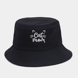 Détail de la broderie Cat Mom et des coutures sur le chapeau bob en coton noir