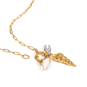 Collana bicolore in acciaio 18K con ciondolo a conchiglia e chiusura marina di design