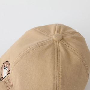 Gros plan sur la casquette en sergé de coton kaki avec broderie de loutre pour bébé