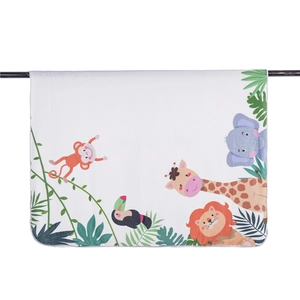 Detailansicht der Baby-Meilensteindecke mit weichem Flanell und Dschungeltier-Motiven