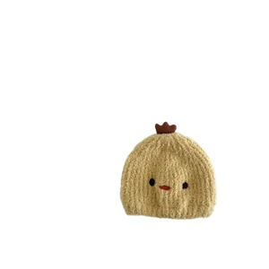 Süße gelbe Plüsch-Babymütze mit Kükenface und Krone für wohlige Winterwärme.