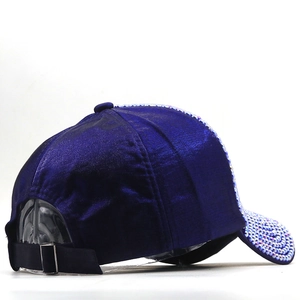 Dettaglio cappello da baseball blu in cotone mercerizzato con strass e fibbia in metallo